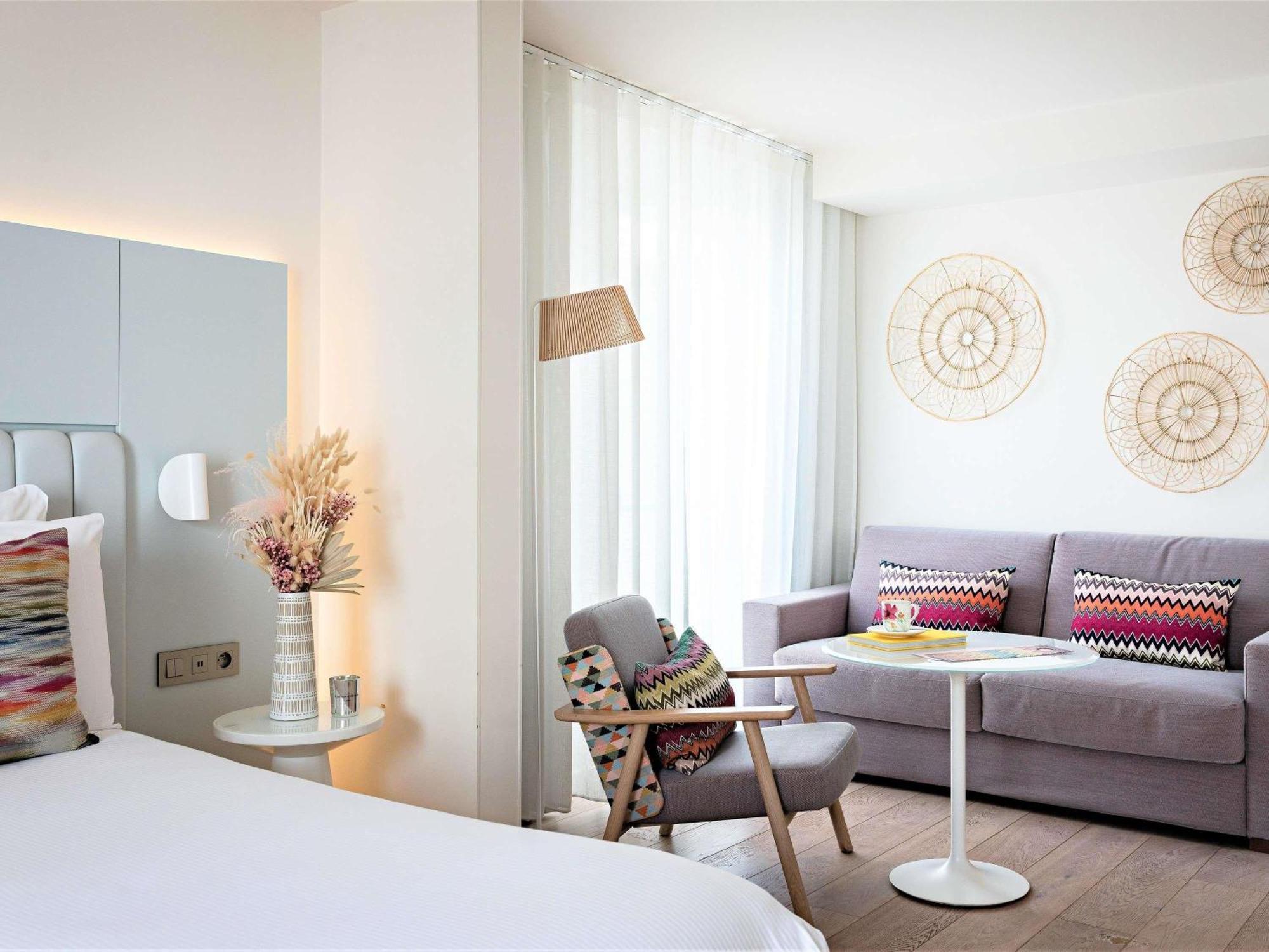 Junior Suite King or Twin Beds Convertible Sofa